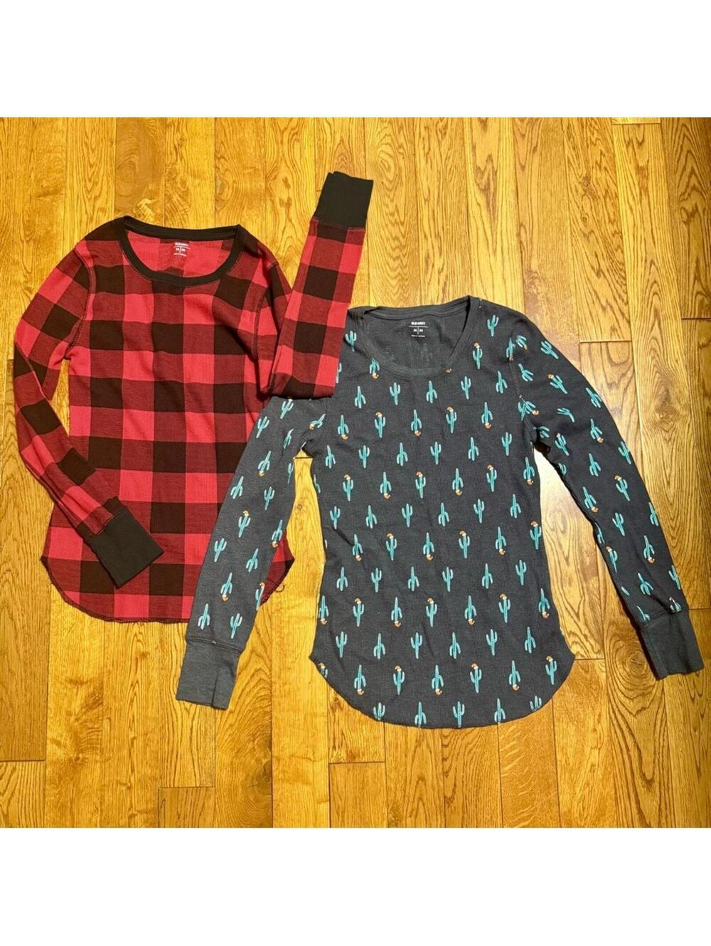 Women’s Size Medium Old Navy Red Plaid and Cactus Long Sleeve Thermal Bundle